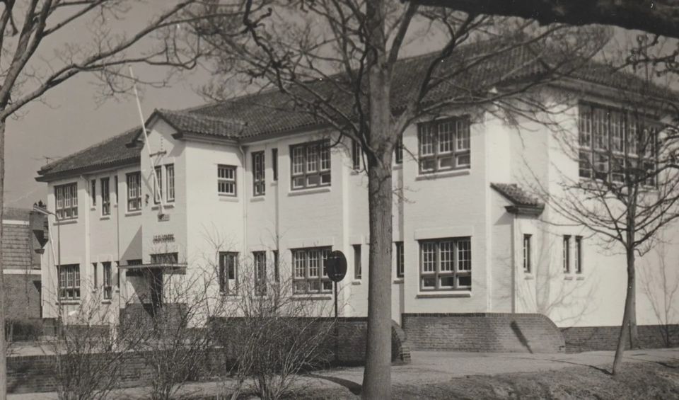 Een zwart-wit foto van Uloschool in Middenbeemster