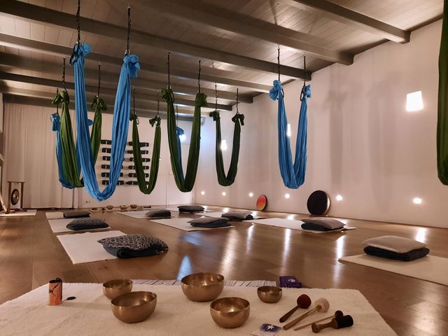 Overzichtsfoto van hoe de studio er uit ziet voorafgaand aan een klankbad in een hangmat groepssessie
