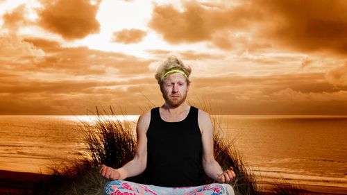 Een man die in een yoga houding zit