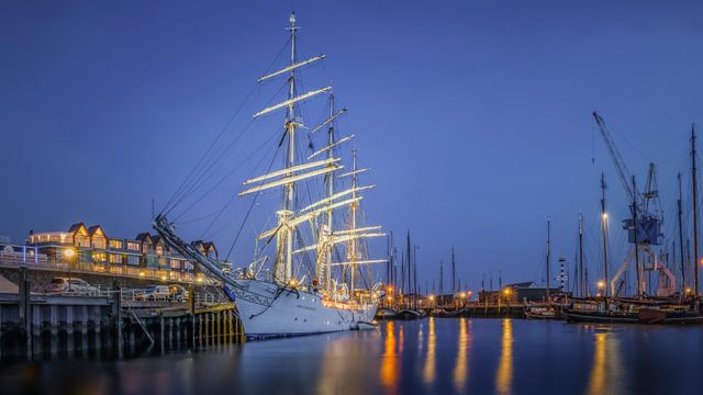 Tall Ship liggend in de Willemshaven van Harlingen
