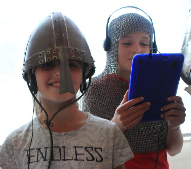 Kinderen verkleed als ridder bij Kasteel Heeswijk