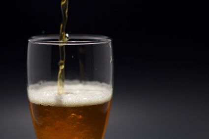 Bokbier dat ingeschonken wordt