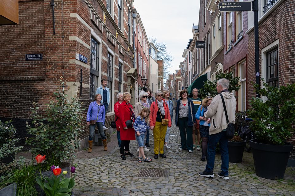 Wandeling met Groepswijzer met gids door historische binnenstad van Leiden.