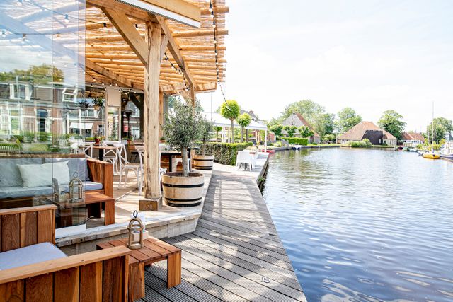 Terras aan het water bij restaurant 't Schippershuis in Terherne.