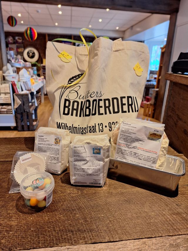Meel en bakbenodigdheden in de winkel Buiters Bakboerderij.