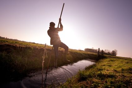 Rechten vrij - beeldbank
boer, fierljeppen, laarzen, landschap, polstokspringen, sloot, spring ,springen, water, waterkant, weiland, zon