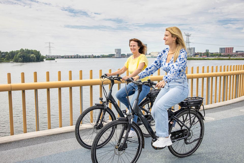 Fietsen in Almere weerwaterbrug