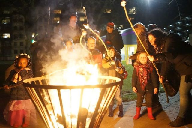 Kinderen rond kampvuur