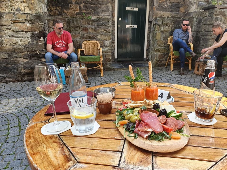 Cafe de Pieter Maastricht terras borrelplank