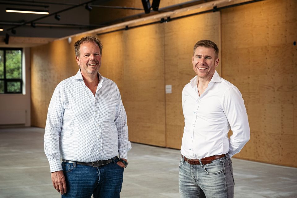 Richard Jongeneelen, oprichter van SKN Bouw en zijn collega staan samen op de foto