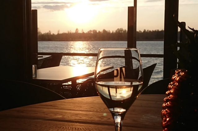 Ein Glas Wein auf der Terrasse mit Sonnenuntergang
