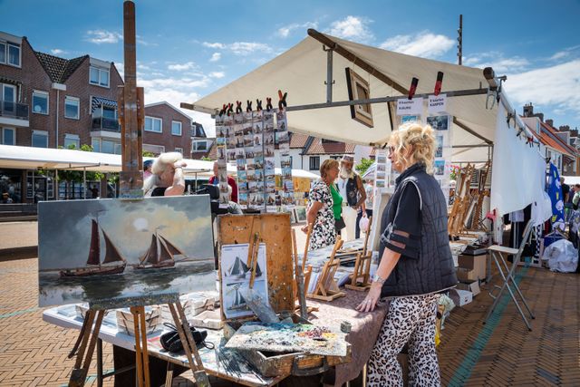 Een marktkraam met schilderijen in Katwijk aan Zee, tijdens de jaarlijkse Toeristenmarkt.