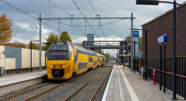Intercitytrein op het tijdelijke NS Station Bestevaer in Vught