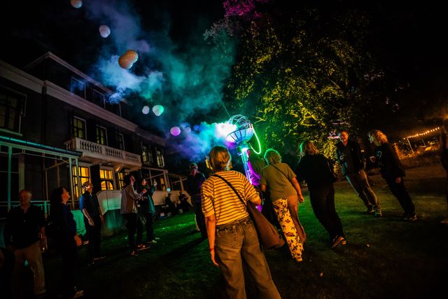 Bezoekers bij een experiment tijdens de Nacht van Ontdekkingen in de Hortus botanicus Leiden
