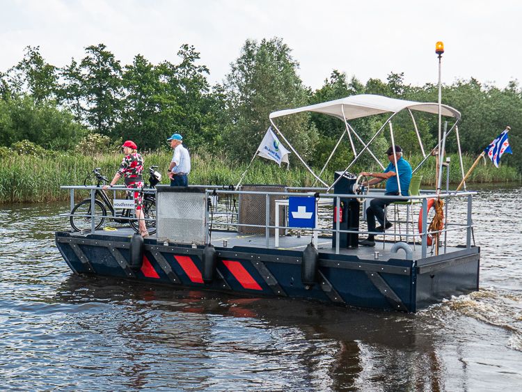 De pont halverwege de oversteek
