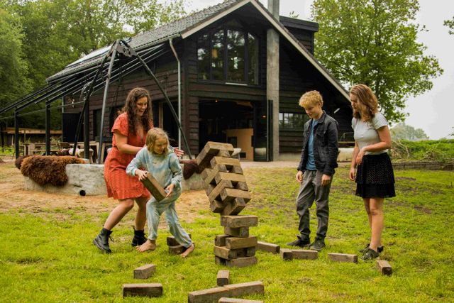Gezelschap speelt buiten een spel bij Taribush Dwingeloo.