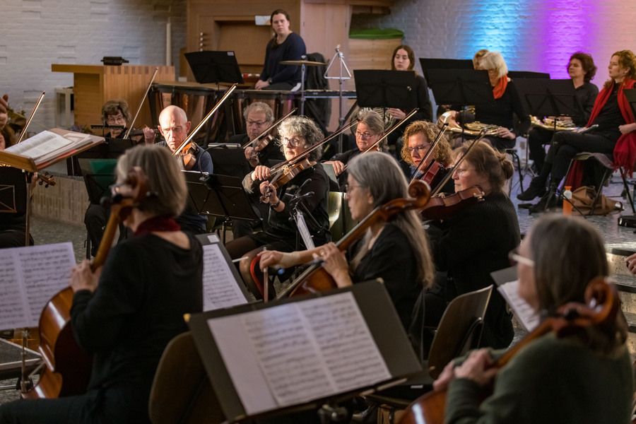 Fries Symfonie Orkest tijdens repetitie