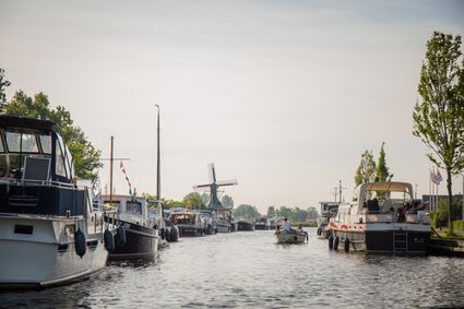 Sloep vertrekt van haven op de namiddag