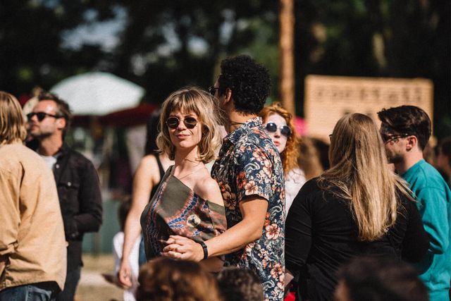 Een groep mensen danst samen op het Lago Lago festival.