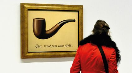 Vrouw voor schilderij met sigaar