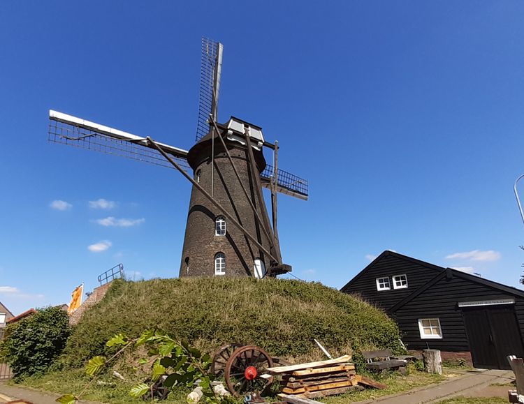 Holten's Molen met houtzagerij in Deurne