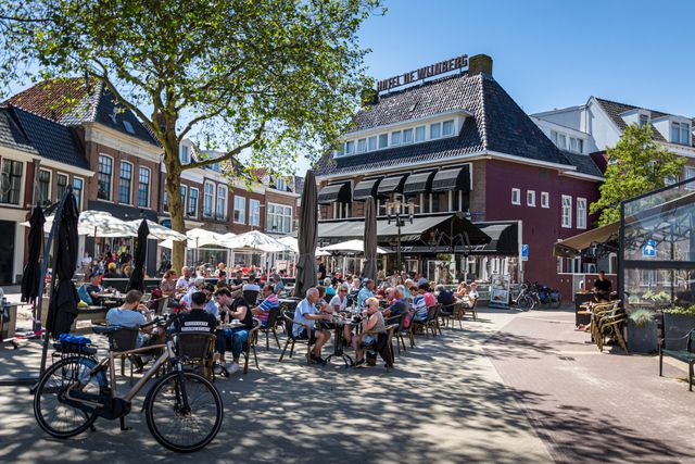 Een vol terras in Bolsward in de zomer