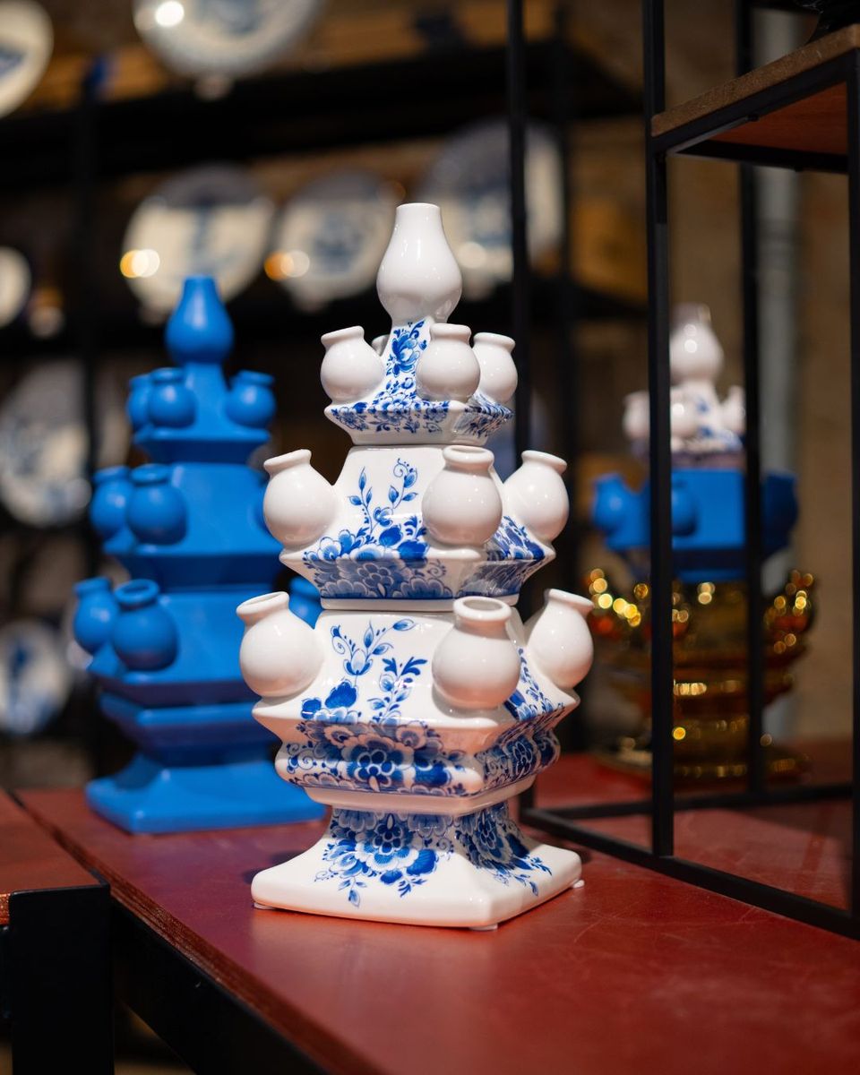 Een tulpenvaas van Heinen Delfts Blauw