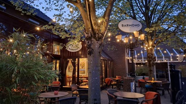 Terras Bar Barmond bij avondlicht