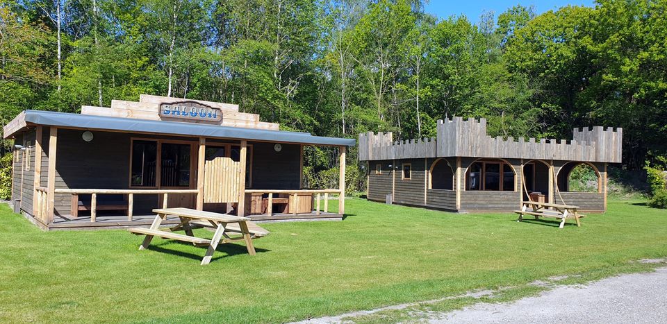 Mit der ganzen Familie in einer wunderschönen Kasteel- oder Saloonlodge übernachten – direkt gegenüber dem Spielplatz, also besonders praktisch!