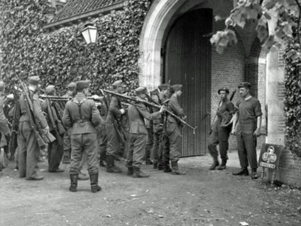 Zwart wit foto van de bevrijding door de Canadezen
