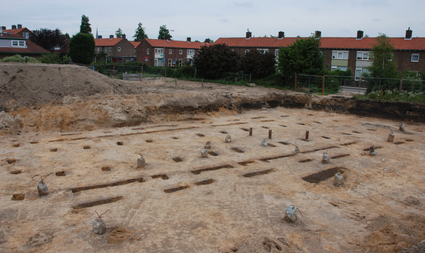 Opgraving van de boerderij in 2008. Dwars door de plattegrond staan moderne betonnen heipalen (Oosterhout 2010, 30).