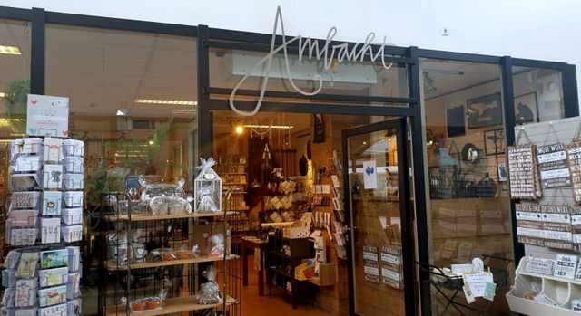 Das Schaufenster des Kerzenatelier und Geschenkeladen Het Ambacht in Coevorden.