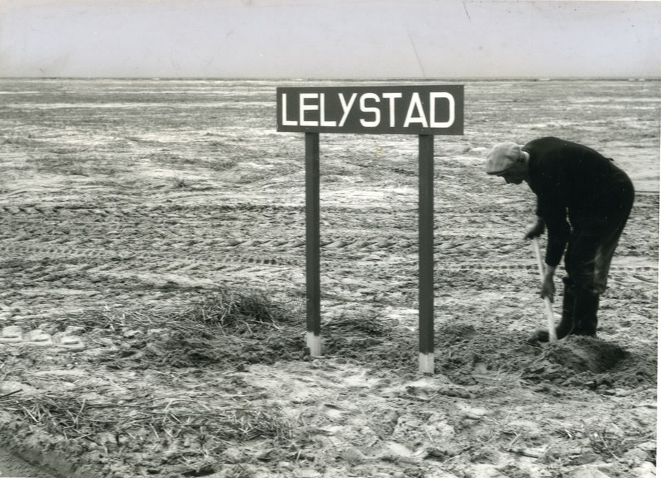 Zwart wit afbeelding eerste bord Lelystad.