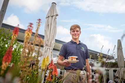 Medewerker met gerechtje