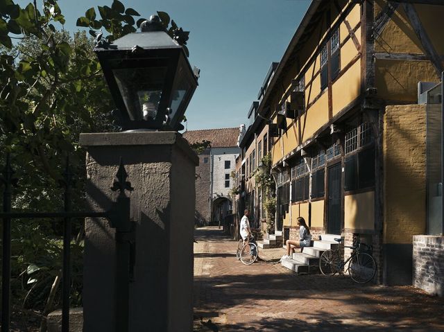 Vrouw en man met fiets in Sittard, Limburg
