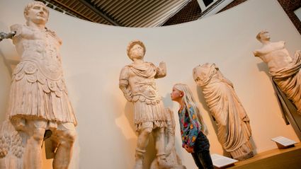 Livestream-museumles Kinderen bij de keizerbeelden