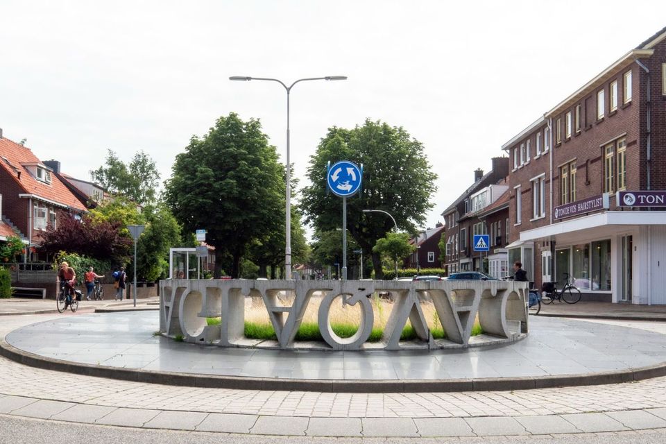 De Neptvnvsring aan de Broerdijk in Nijmegen – kunstwerk van Alphons ter Avest, verwijzend naar het Romeinse aquaduct. Bij regen verschijnt de spiegeltekst “AQUA CASTRORUM NOVIOMAGI”, aquaduct van het legerkamp van Nijmegen.