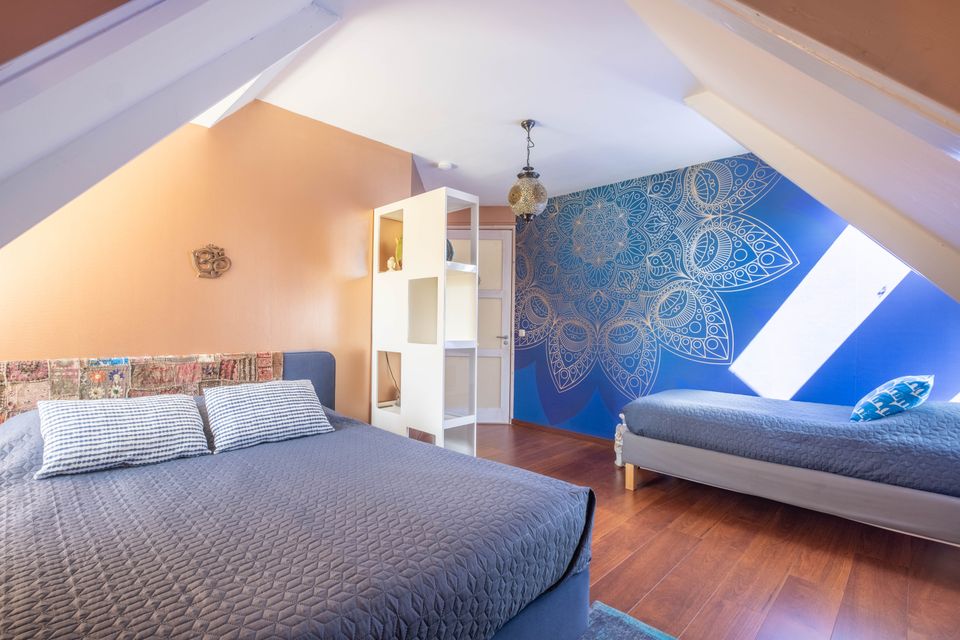 2x1-persoonsbed/boxspring (de bedden kunnen tegen elkaar worden geschoven, maar ook uit elkaar) 1x eenpersoons boxspring