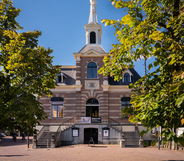 Zicht vanaf de Kerkbrink op Museum Hilversum in het Oude Raadhuis