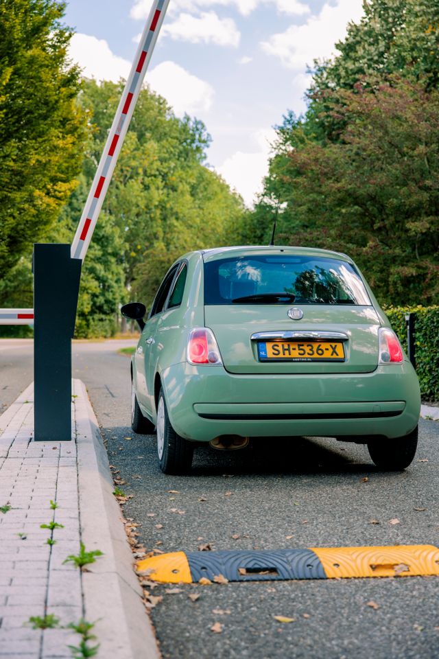Auto bij de slagbomen bij de ingang van een recreatiegebied
