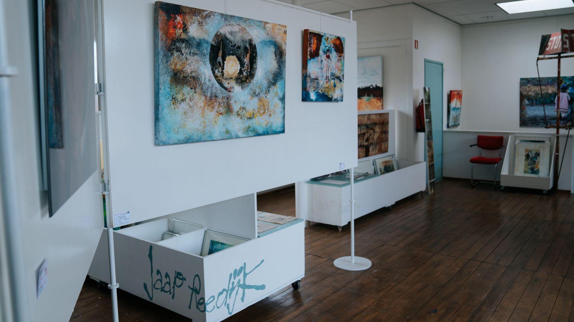 Schilderijen in atelier Jaap Reedijk