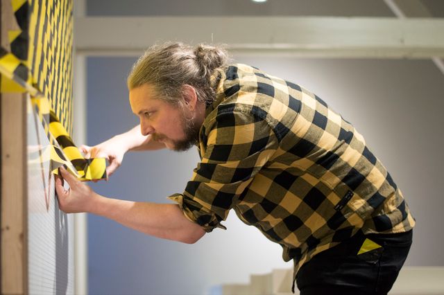Sjimmie Veenhuis aan het werk bij Museum Jan Cunen