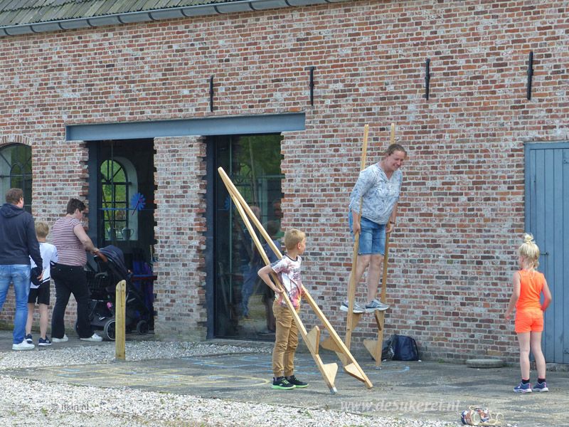 Steltlopen bij museum De Sukerei
