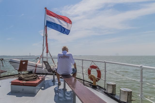 Man op boot naar Marker Wadden.