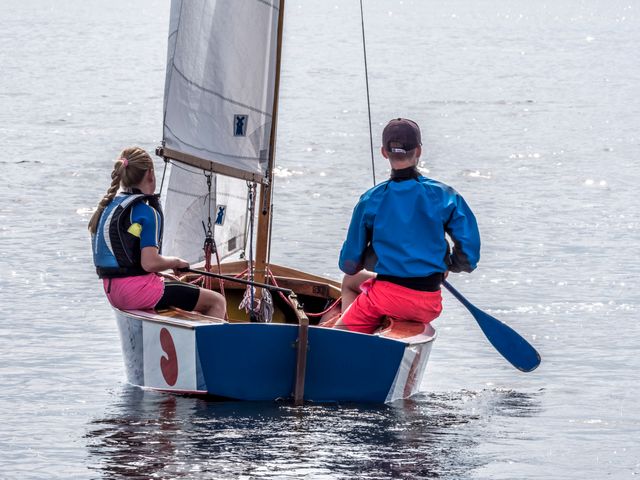 twee kinderen in een zeilboot met de friese vlag erop