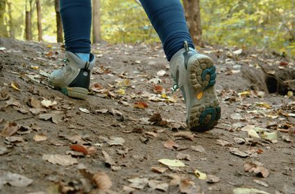 benen met wandelschoenen van een wandelaar in de natuur