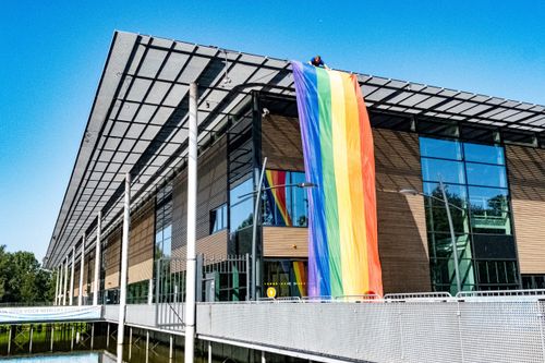 Gebouw met LHBTIQ+ vlag