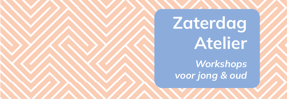 Banner met tekst 'Zaterdag Atelier – Workshops voor jong & oud', geplaatst op blauw vlak tegen decoratieve achtergrond.