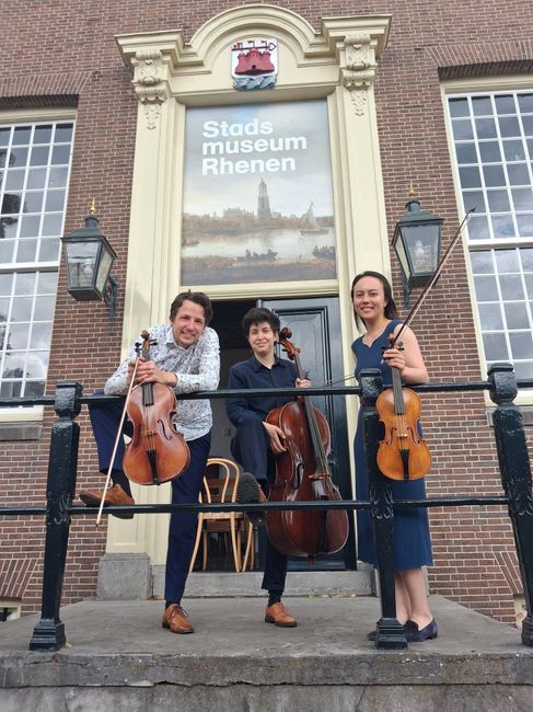 Het Nussen Strijktrio voor het Stadsmuseum