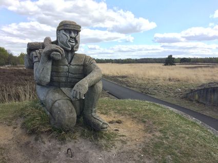Monument op de omwalling van het marskamp.